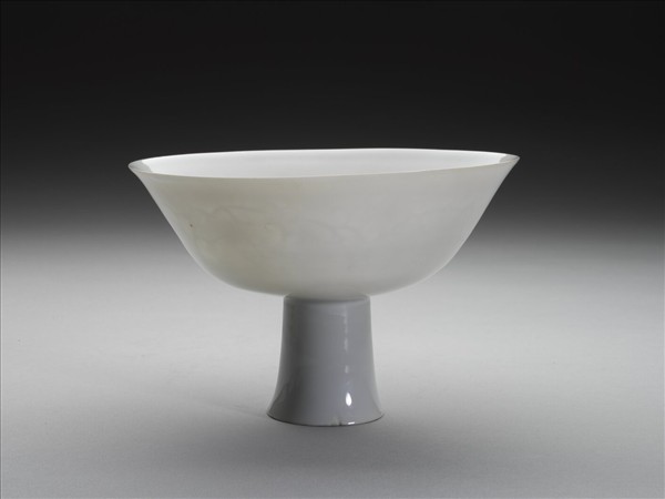 白瓷暗花番蓮紋高足碗