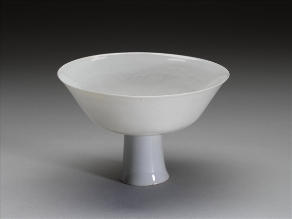 白瓷暗花番蓮紋高足碗