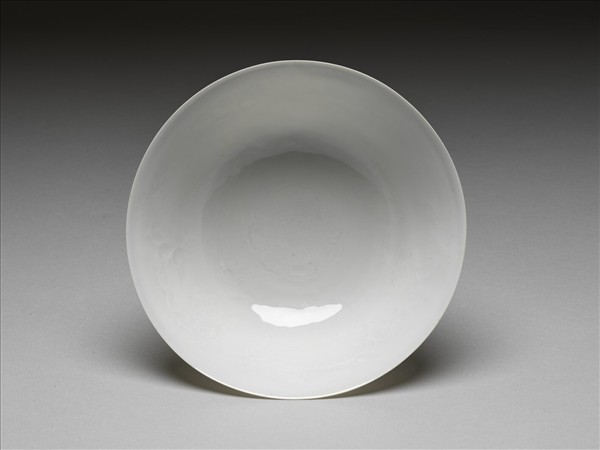 白瓷暗花番蓮紋高足碗