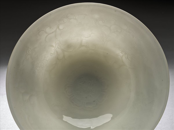 白瓷暗花番蓮紋高足碗