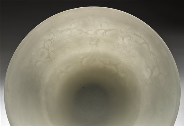 白瓷暗花番蓮紋高足碗