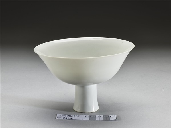 白瓷暗花龍紋高足碗