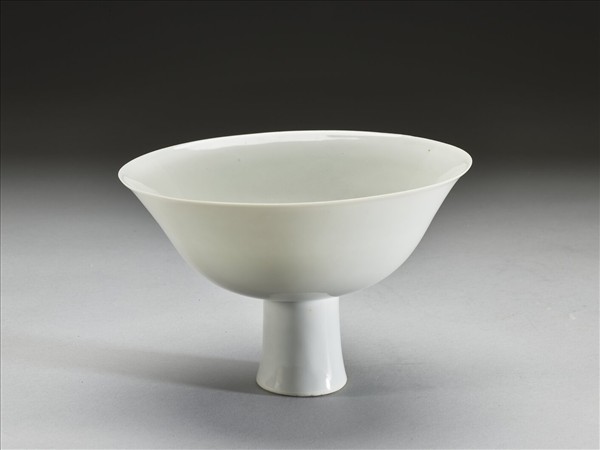 白瓷暗花龍紋高足碗