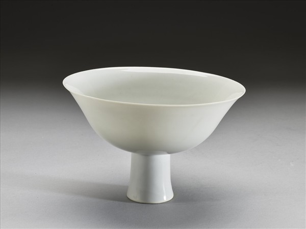 白瓷暗花龍紋高足碗