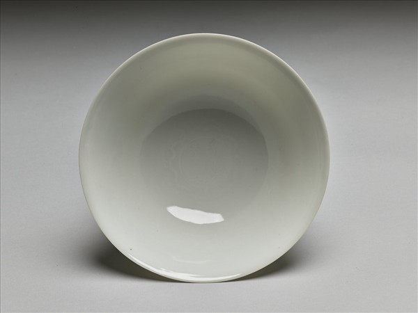 白瓷暗花龍紋高足碗