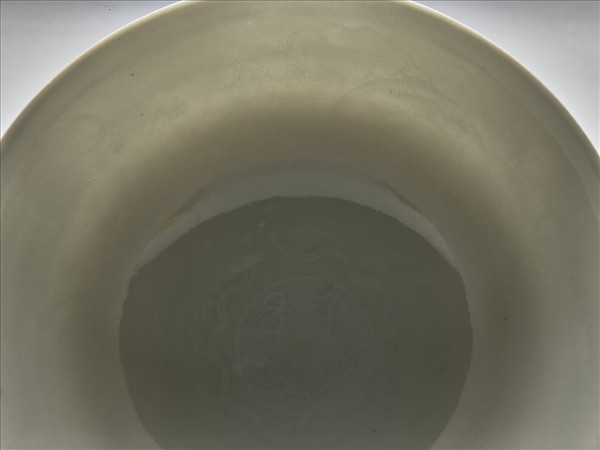 白瓷暗花龍紋高足碗