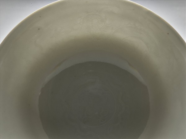 白瓷暗花龍紋高足碗