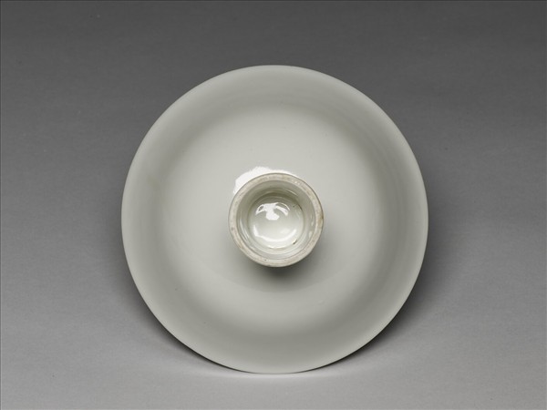 白瓷暗花龍紋高足碗