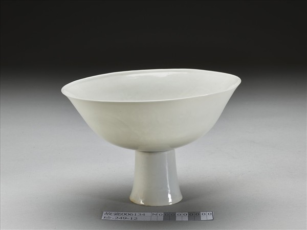 白瓷暗花龍紋高足碗