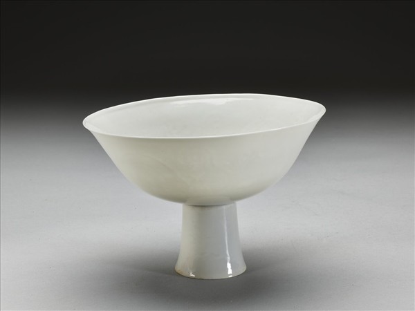 白瓷暗花龍紋高足碗