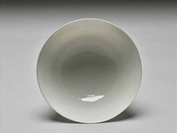 白瓷暗花龍紋高足碗