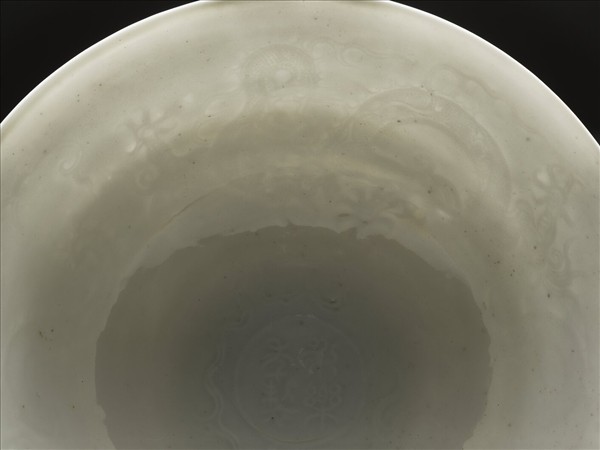 白瓷暗花龍紋高足碗