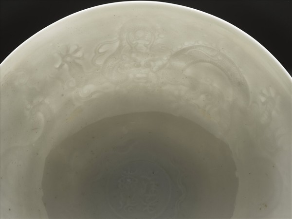 白瓷暗花龍紋高足碗