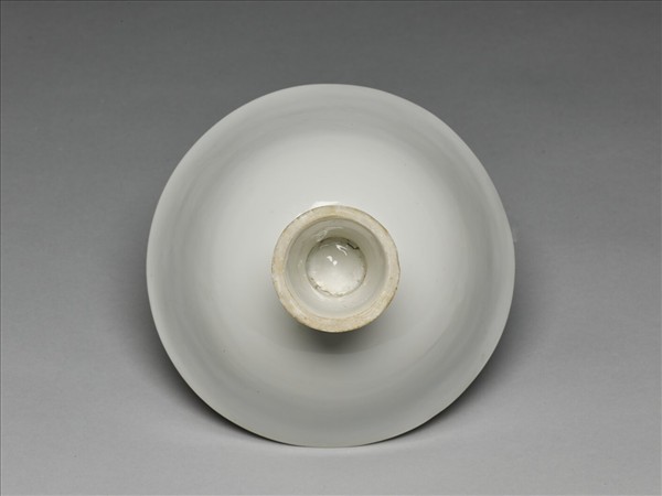 白瓷暗花龍紋高足碗