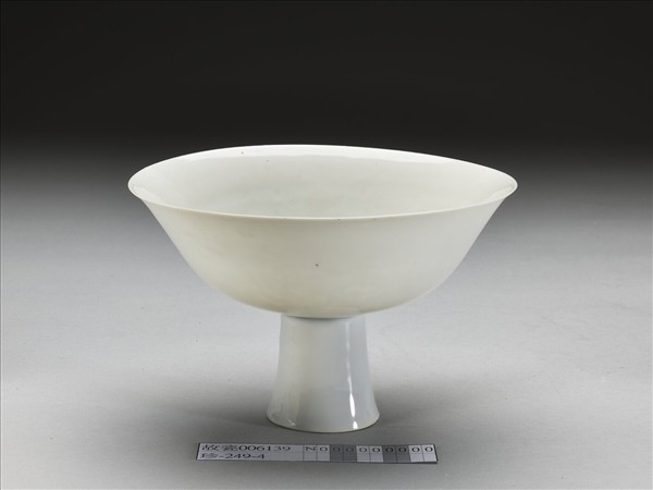 白瓷暗花龍紋高足碗