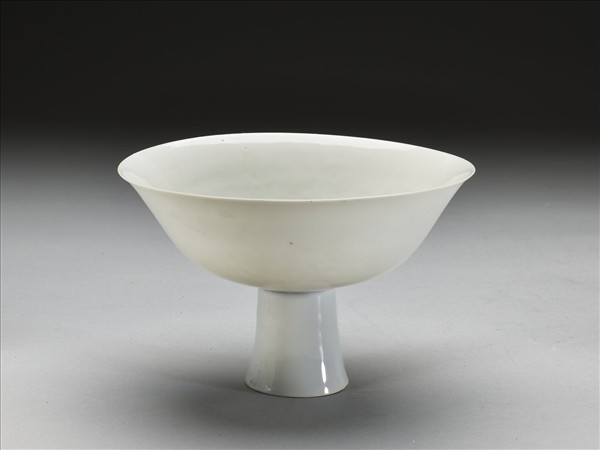 白瓷暗花龍紋高足碗