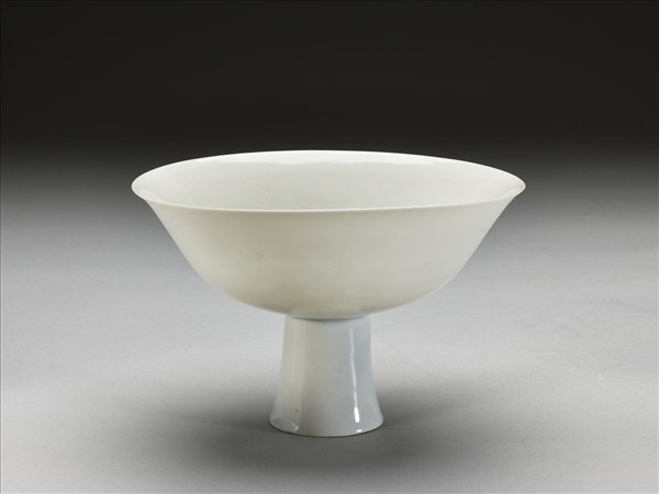 白瓷暗花龍紋高足碗