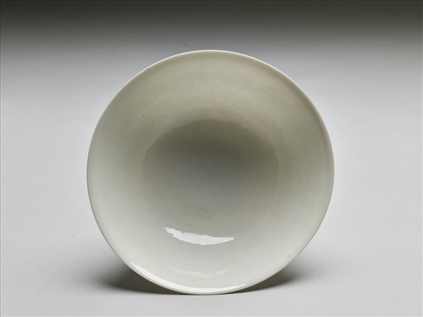 白瓷暗花龍紋高足碗