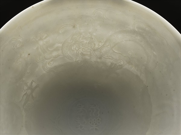 白瓷暗花龍紋高足碗