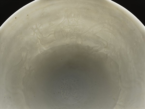 白瓷暗花龍紋高足碗