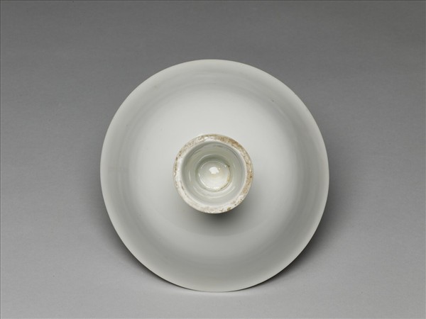 白瓷暗花龍紋高足碗