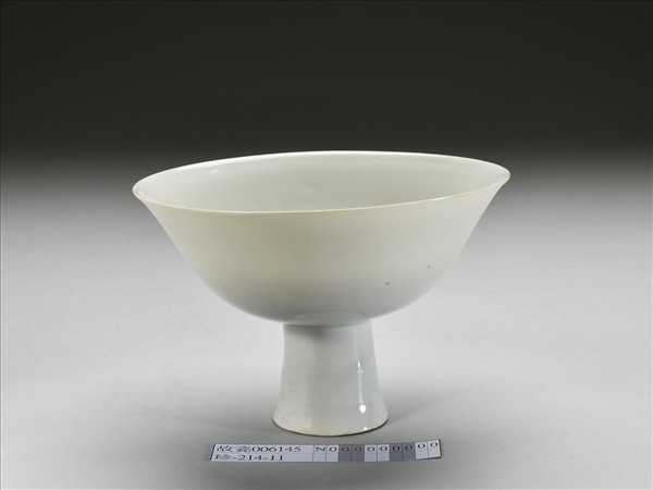 白瓷暗花龍紋高足碗