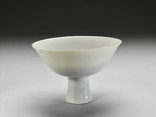 白瓷暗花龍紋高足碗