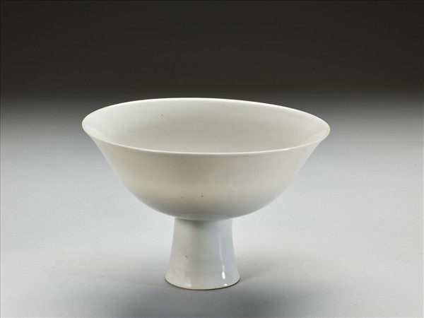 白瓷暗花龍紋高足碗