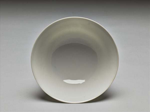 白瓷暗花龍紋高足碗