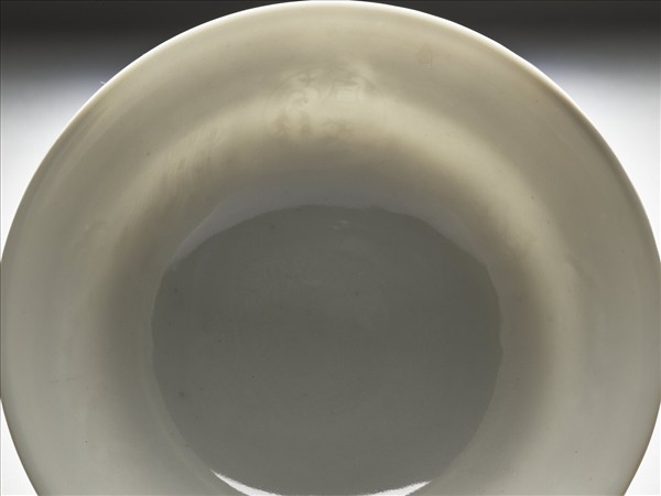 白瓷暗花龍紋高足碗