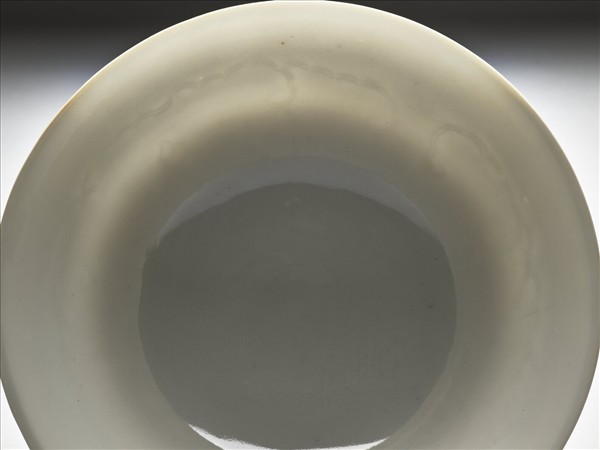 白瓷暗花龍紋高足碗