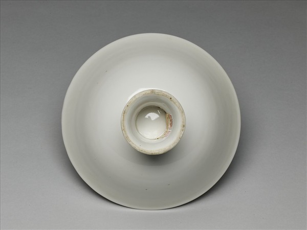 白瓷暗花龍紋高足碗