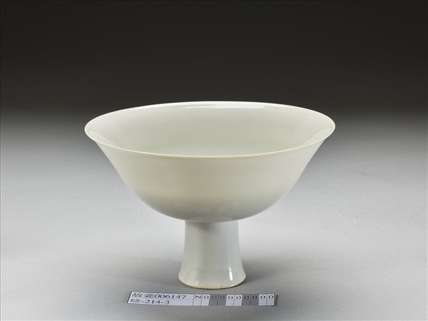 白瓷暗花龍紋高足碗