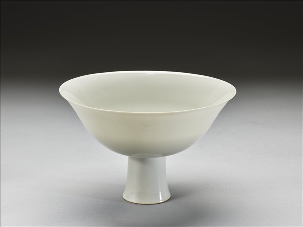 白瓷暗花龍紋高足碗