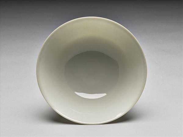 白瓷暗花龍紋高足碗