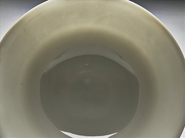 白瓷暗花龍紋高足碗