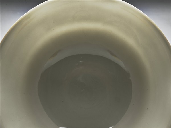 白瓷暗花龍紋高足碗