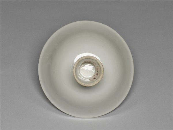 白瓷暗花龍紋高足碗