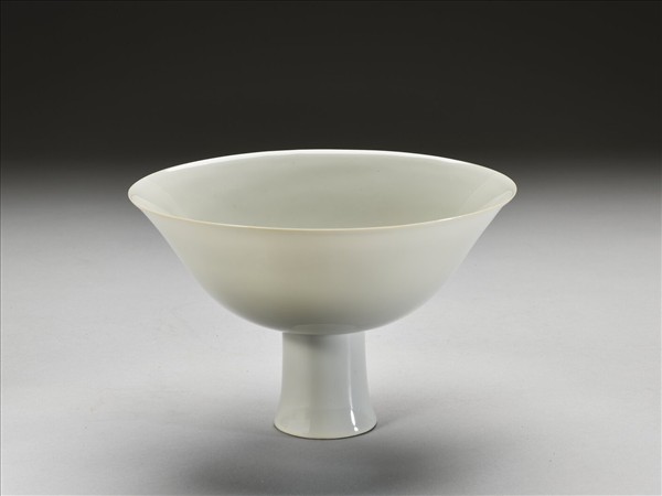 白瓷暗花龍紋高足碗