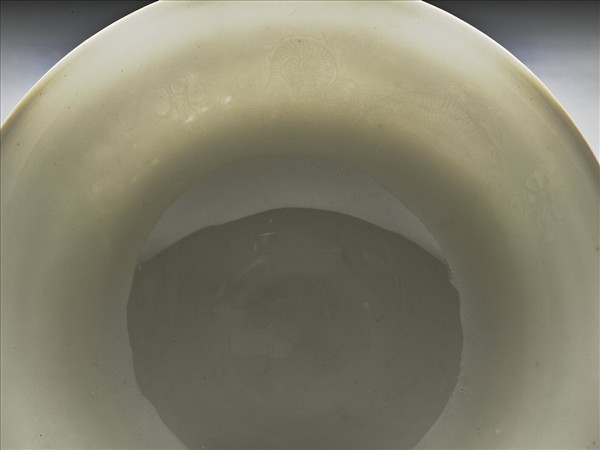 白瓷暗花龍紋高足碗