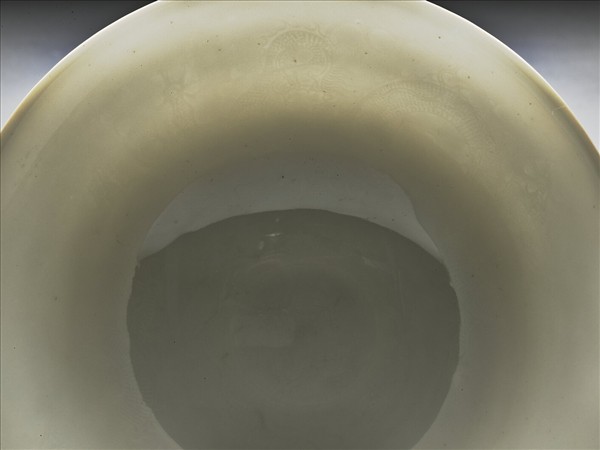 白瓷暗花龍紋高足碗