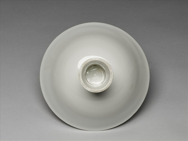 白瓷暗花龍紋高足碗