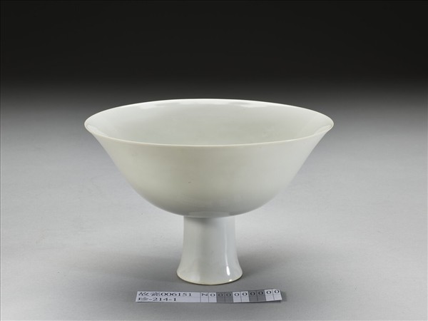 白瓷暗花龍紋高足碗