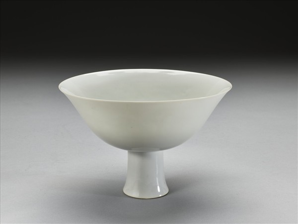 白瓷暗花龍紋高足碗