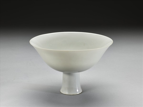 白瓷暗花龍紋高足碗