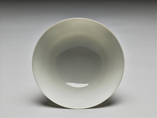 白瓷暗花龍紋高足碗