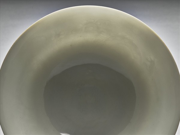 白瓷暗花龍紋高足碗