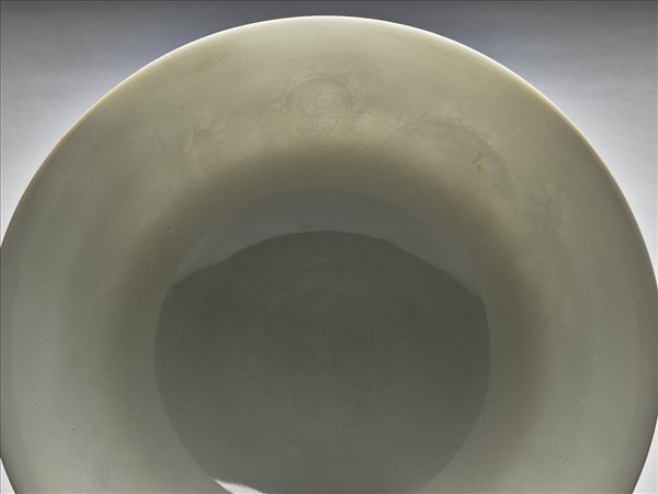 白瓷暗花龍紋高足碗