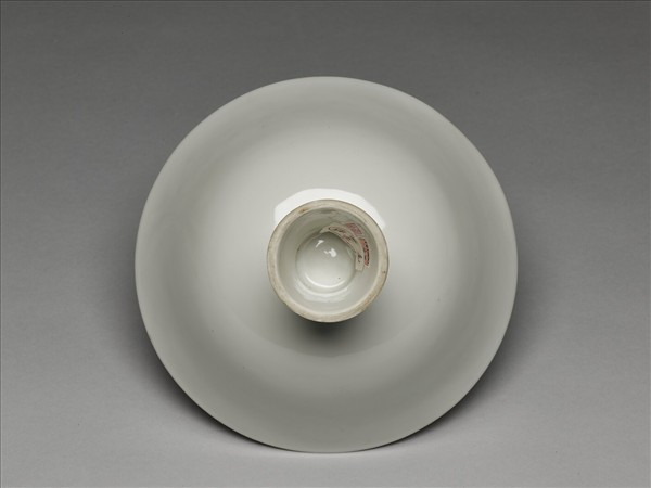 白瓷暗花龍紋高足碗