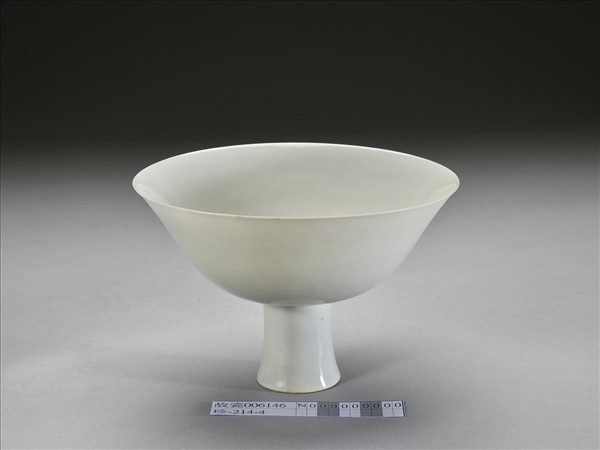 白瓷暗花龍紋高足碗